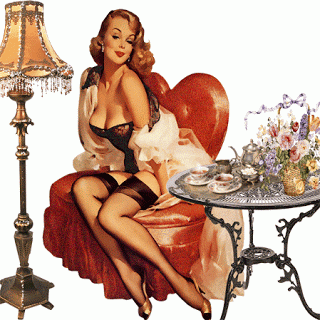 Kobieta z kawą i kwiatami przy stole